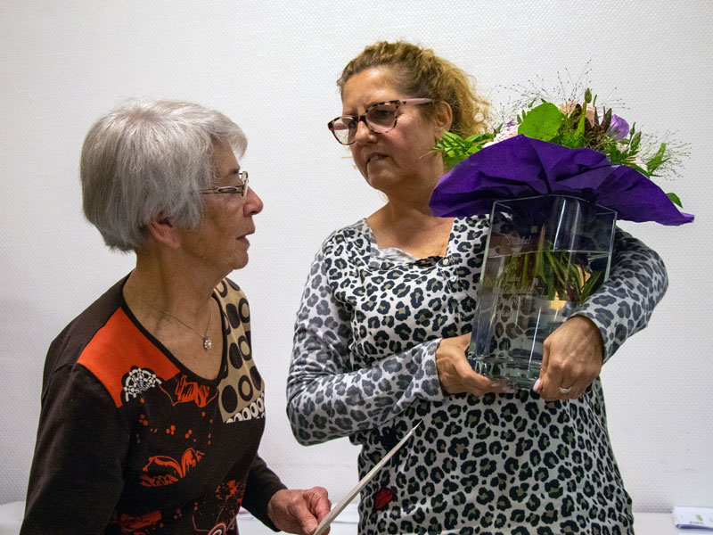 Evi Diehl erhält eine Anerkennung für 70 Jahre Mitgliedschaft