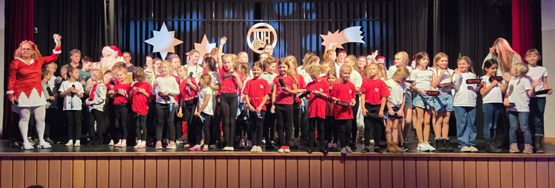 Unsere Akteure der Nikolausfeier 2025 stehen auf der Bühne