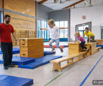 KI-generiertes Bild: Kinder beim Parkour in einer Turnhalle