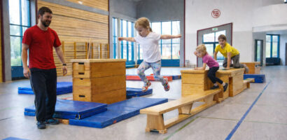 KI-generiertes Bild: Kinder beim Parkour in einer Turnhalle